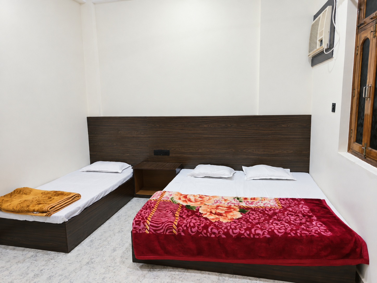 Standard triple bedroom at Your Choice Homestay with a double bed, single bed and air conditioning